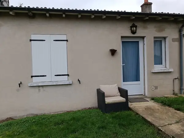L'entrée indépendante et le salon de jardin